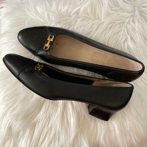 🔥Ferragamo Classic Black Pumps Signature Bit Accent Size 9C